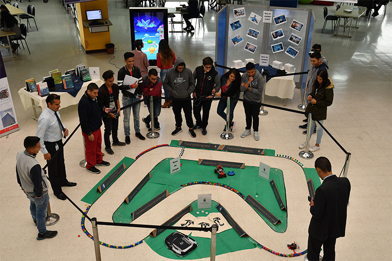 Uniagustinianos compiten en pista de carros robots