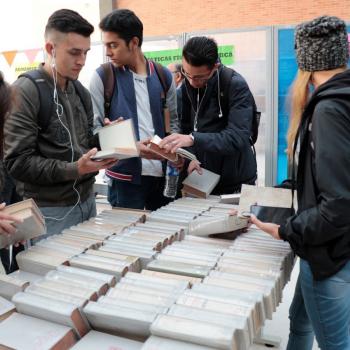 Biblo Regalo reunió a cientos de estudiantes, por cientos de libros gratis